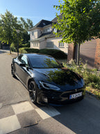 Tesla Model S 2018 i sort — forfra