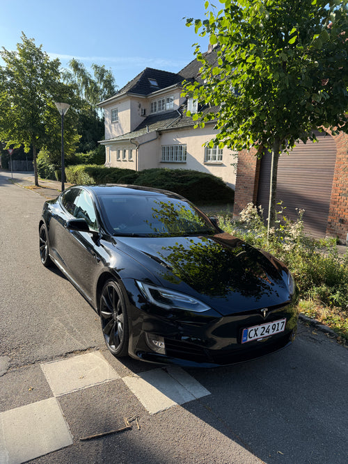 Tesla Model S 2018 i sort — forfra