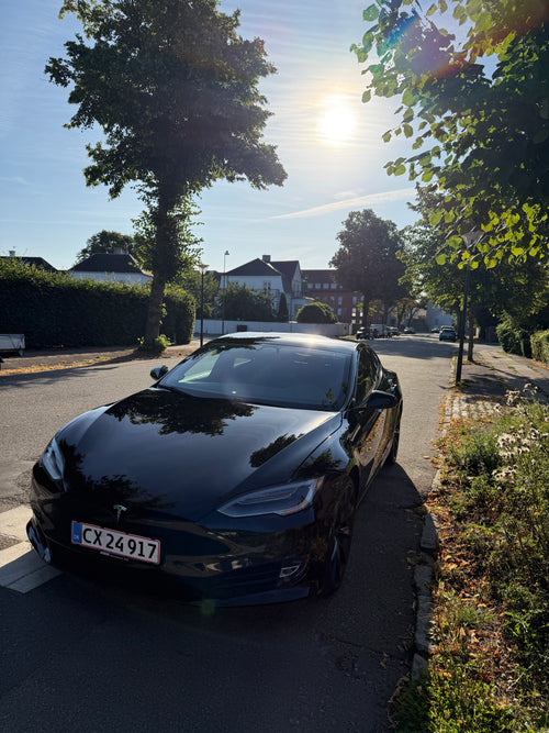 Tesla Model S 2018 i sort — set fra siden