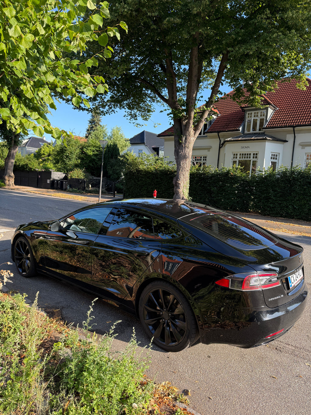 Tesla Model S 2018 i sort — bagfra