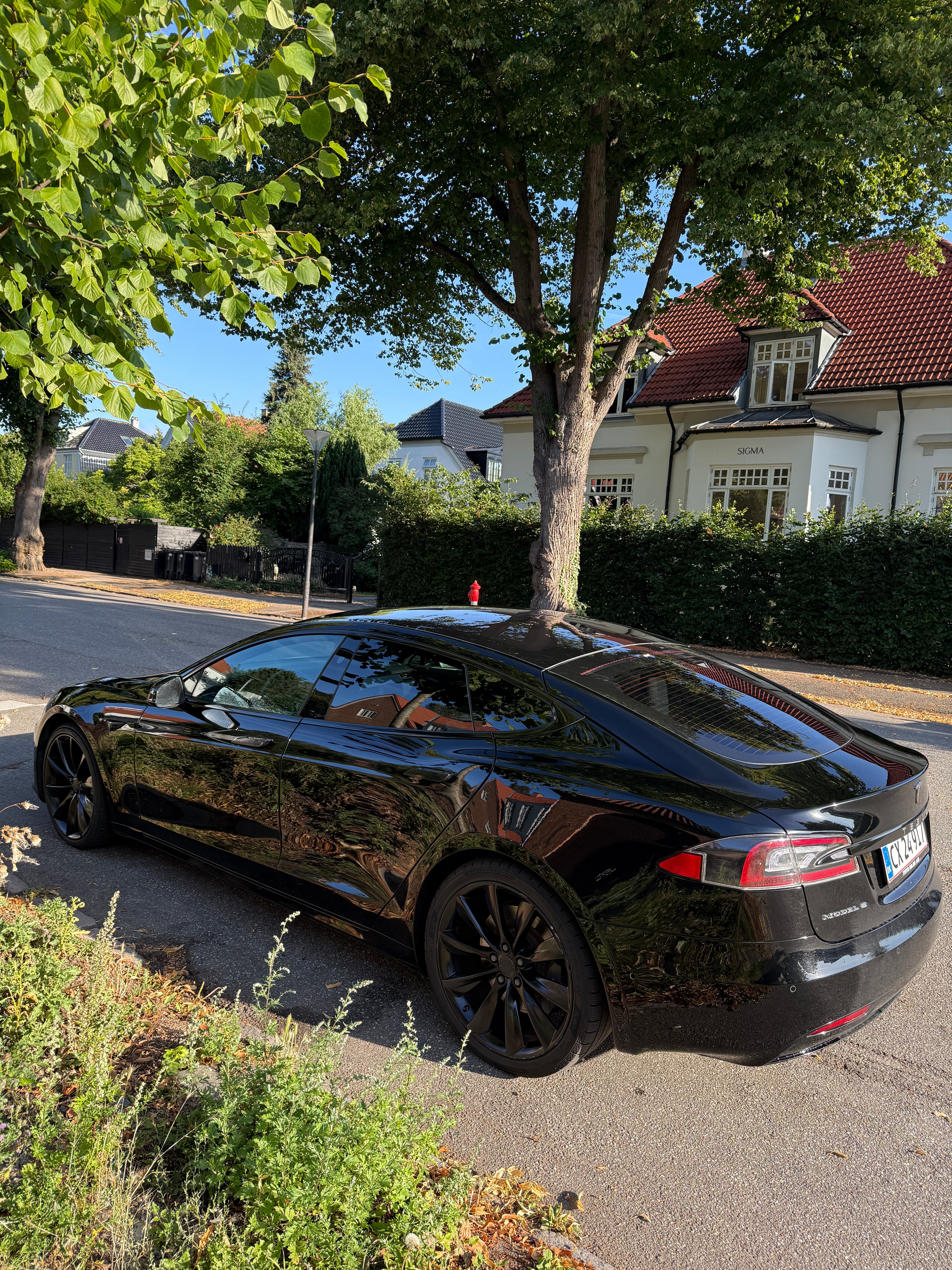 Tesla Model S 2018 i sort — bagfra