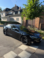 Tesla Model S 2018 i sort — kabine