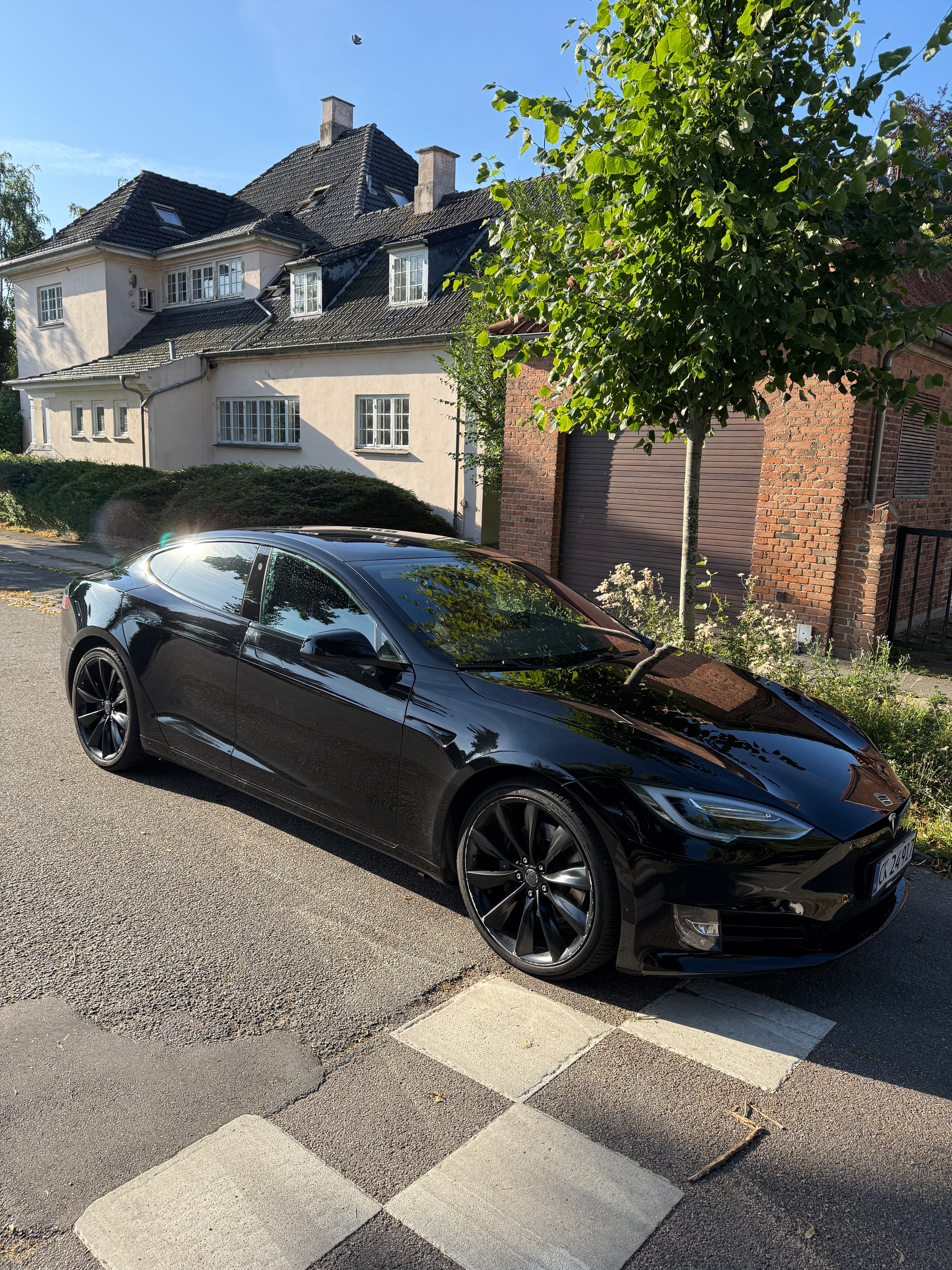 Tesla Model S 2018 i sort — kabine