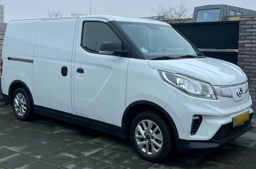 Maxus e-Deliver 3 2022 i hvid — set skråt bagfra