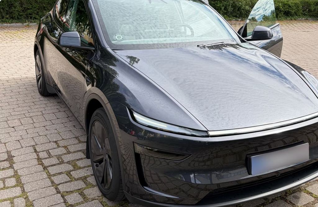 Tesla Model Y 2025 i sort — set skråt forfra