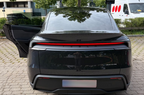 Tesla Model Y 2025 i sort — set bagfra