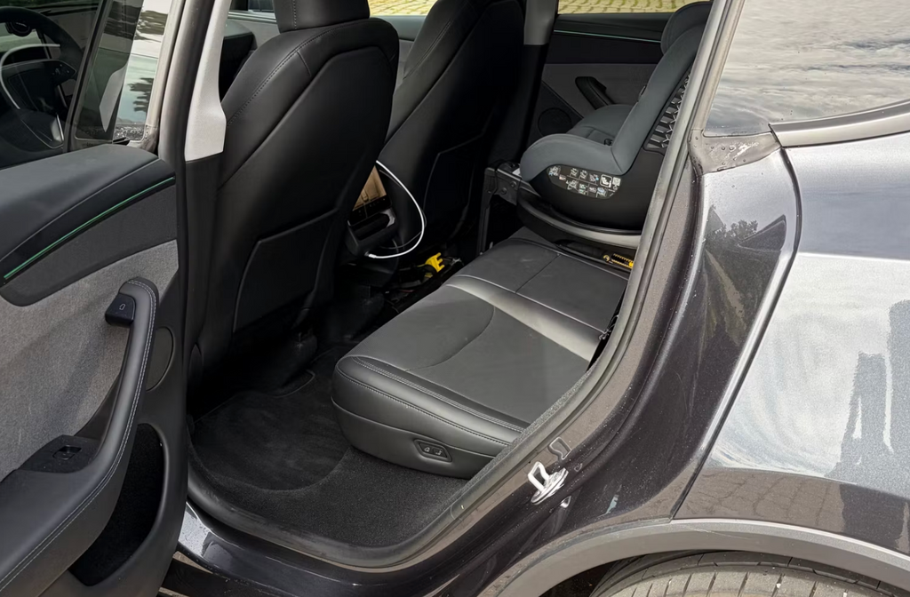 Tesla Model Y 2025 — bagsæder