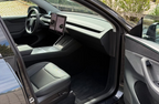 Tesla Model Y 2025 — kabinen set fra passagersiden