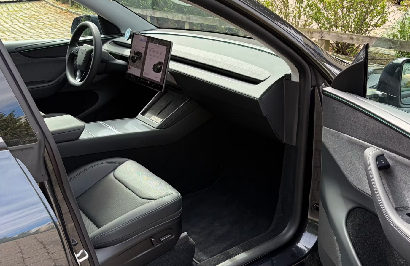 Tesla Model Y 2025 — kabinen set fra passagersiden