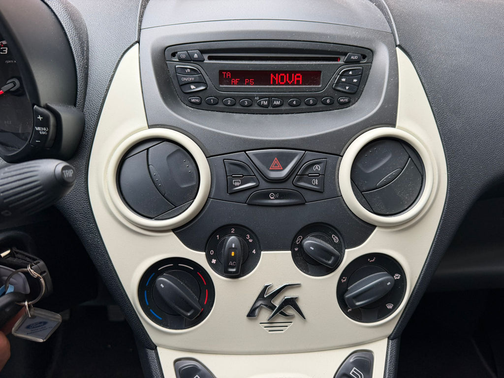 Ford Ka 2012 — midterkonsol med radio og klimabetjening