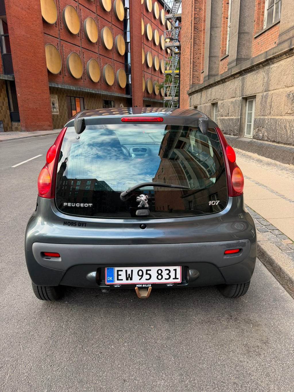 Peugeot 107 2012 i mørkegrå — set bagfra