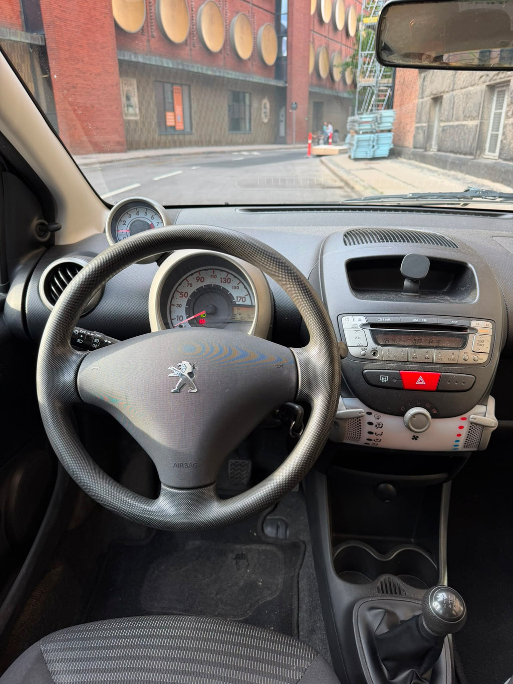Peugeot 107 2012 — førerplads med rat og instrumenter
