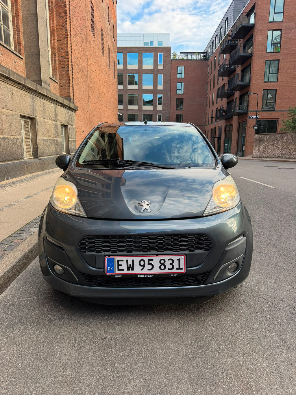 Peugeot 107 2012 i mørkegrå — set forfra