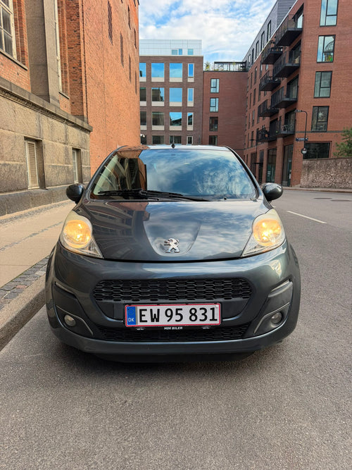 Peugeot 107 2012 i mørkegrå — set forfra
