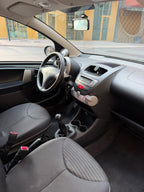 Peugeot 107 2012 — gearstang og forsæder