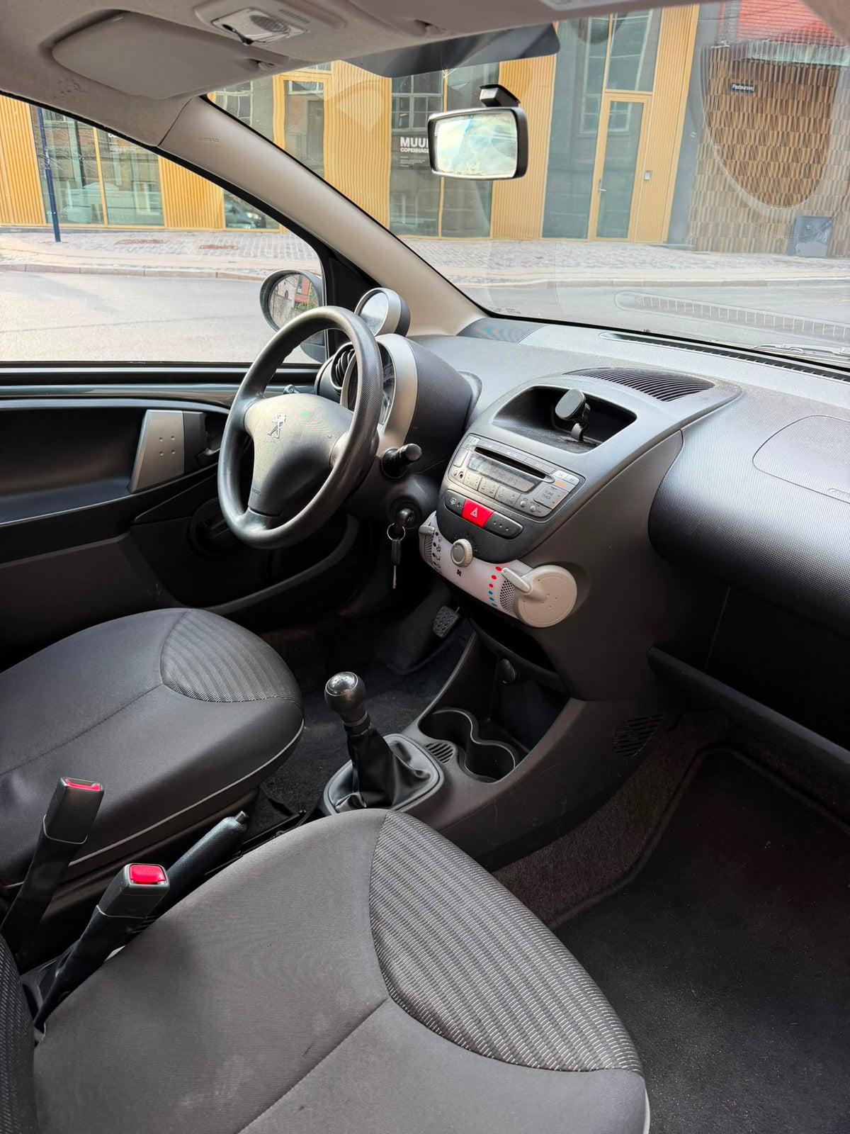 Peugeot 107 2012 — gearstang og forsæder