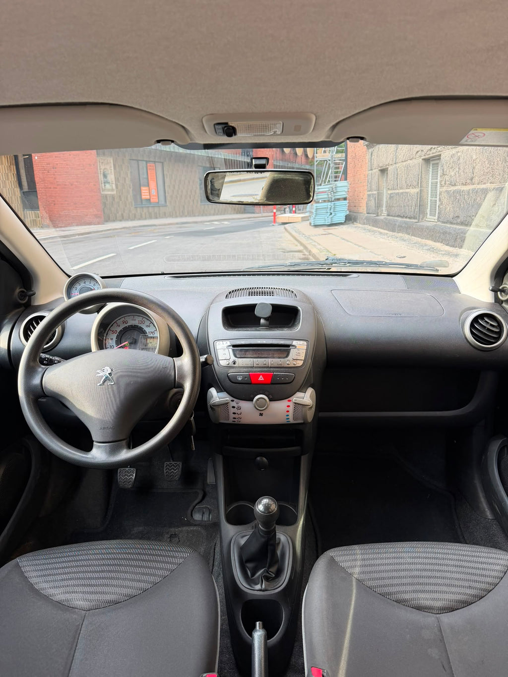 Peugeot 107 2012 — instrumentbord og midterkonsol