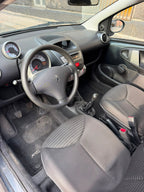 Peugeot 107 2012 — kabinen set fra førersiden