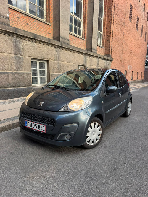 Peugeot 107 2012 i mørkegrå — set skråt forfra